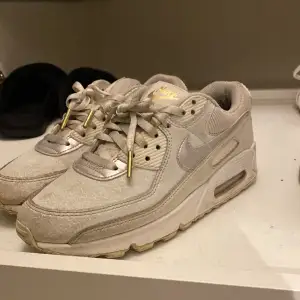 använda sedan i somras men fortfarande väldigt fina och lätta sneakers! 