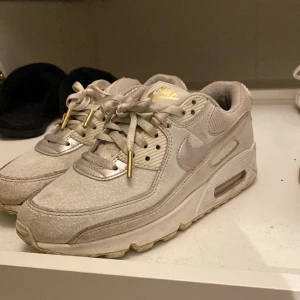 Nike Air Max 90’ - använda sedan i somras men fortfarande väldigt fina och lätta sneakers! 