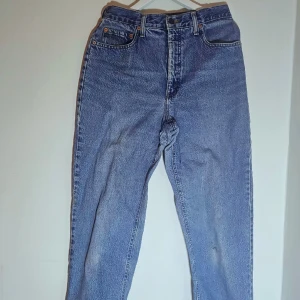 Vintage Levis 881 - Levi’s® clothing with orange Tabs are considered collectibles! Höga i midjan med raka ben. Riktiga klassiker!  W14(29) L30 Mått i midja: 76cm (38cm en längd)  Finns några svaga fläckar på jeansen, se bilder och bedöm själv.  Kan skocka fler bilder.