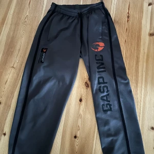 GASP Byxor - Säljer dessa gråa Gasp byxor i strl M pågrund av att de har blivit för små Inte använda jättemycket Inga skador