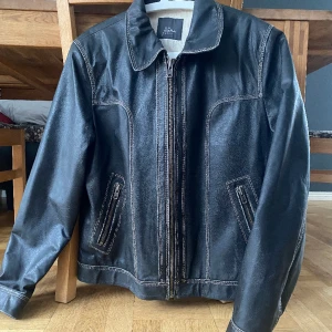 Jofama skinnjacka - Säljer en jofama skinnjacka väldigt lika den som finns på sista bilden extremt fin jacka har köpt secondhand skulle uppskatta storlek som ungefär en medium large 