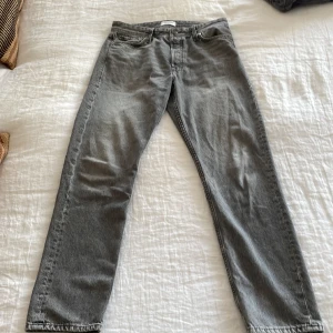 Jack & Jones grå jeans  - Grå jeans från Jack&Jones  Modell loose/chris W 31  L 32 Skick 9/10 använda fåtal gånger 