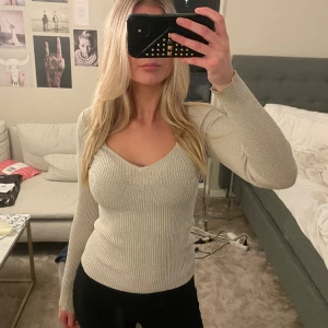 Glittrig långärmad tröja - Säljer denna glittriga långärmade tröjan då den ej kommer till användning längre! Använd några enstaka gånger💘💘