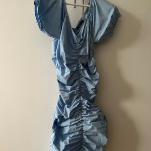 Klänning  - Jättesnygg fodral klänning som formar sig perfekt på kroppen