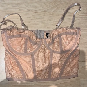  Korsett liknande topp orange  - Mycket bra skick. Älskar denna topp men passar ej på min byst så är tvungen att sälja tyvärr 