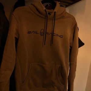 Sail racing hoodie - Använd fåtal gånger. Köpt på Stadium. Används ej pga för liten.