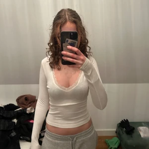 vit tröja - tajt vit tröja, lätt ribbad, från stradivarius 