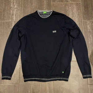 Hugo boss tröja  - Stickad Hugo boss tröja. Riktigt skön mörkblå tröja i nyskick. Inga tecken av användning över huvudtaget. Storlek M säljer pga av att den är för liten. 