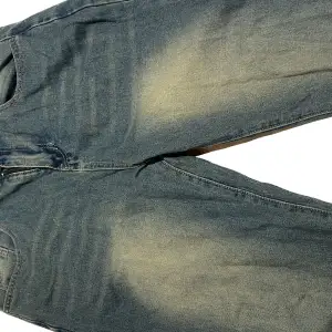Faded washed jeans mkt lika de kända jaded london jeansen. Baggy fit, knappt använda i mkt gott skick. Passar som 32/32
