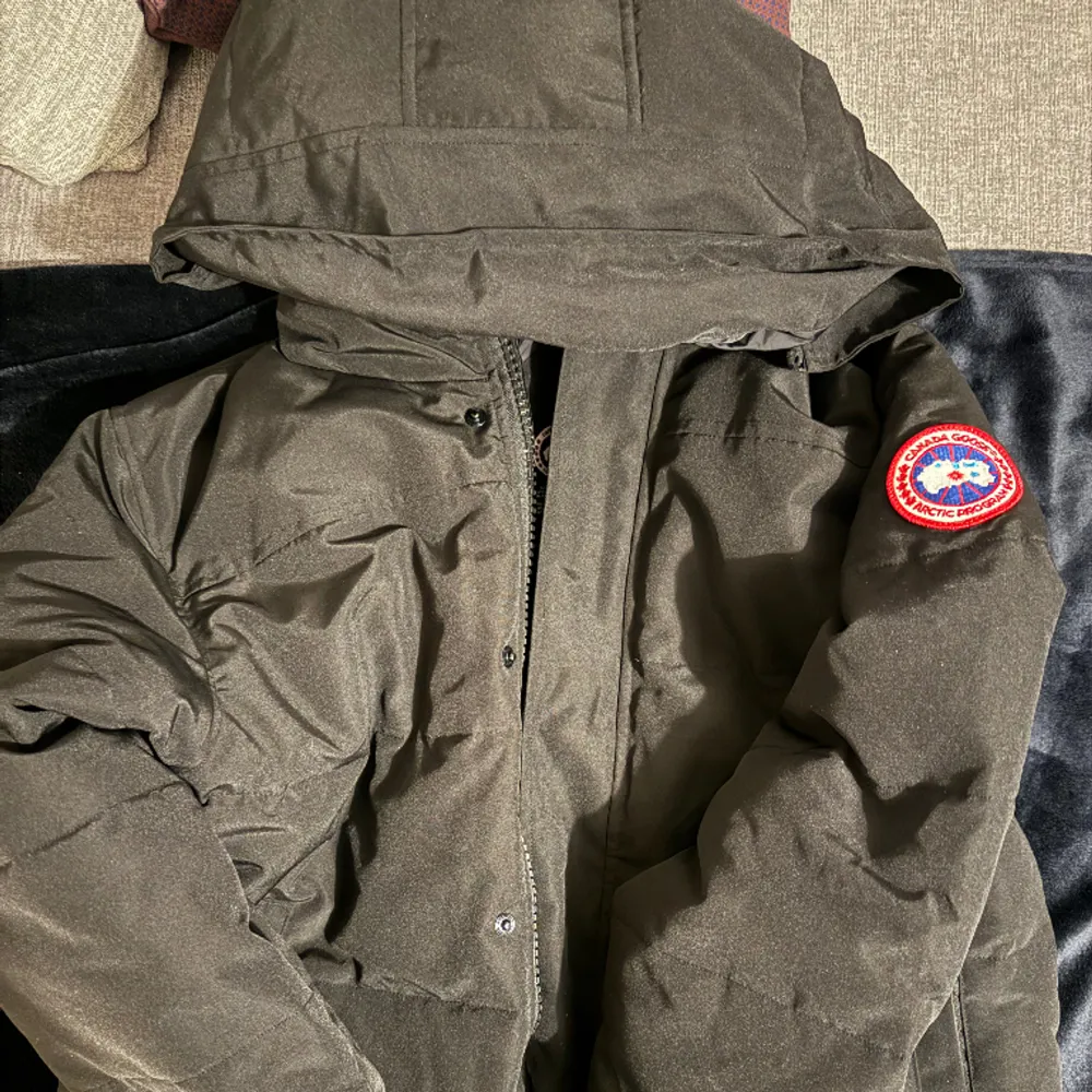 Säljer en helt ny Canada goose Macmillan. Jackan är 1:1 identisk till Orginal. Perfekt till Vintern storlek: L. Jackor.