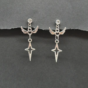 Handgjorda örhängen  - Handgjorda örhängen●Följ :@ekjewelryofficial🤲 ● 💎Material- silverpläterad metall, zinklegeringar och zirconia ●Örhängeskrokar -Hypoallergen metall. Nickel fri. Längd -4cm