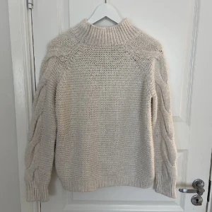 Stickad träja - Beige stickad tröja, pris kan diskuteras 