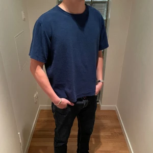 Frotté tshirt - Säljer 2 frotté tshirts från Yoox. Mycket bra skick! Nypris ca 400kr/styck. Jag säljer båda för 300kr