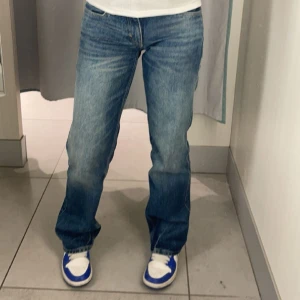 Lågmidjade jeans - ❌Skriv till mig innan du trycker på köp nu❌  Köpta på Weekday i modellen ”arrow low straight jeans”.  Säljer dessa då de tyvärr har blivit försmå för mig. Mycket bra skick, endast använda ca 5-8 gånger. 💞    Nypris: 590kr  Storlek: 25/32  
