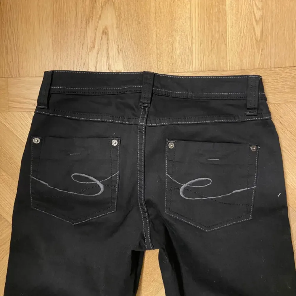 Säljer domma jätte snygga jeansen då det är för korta för mig. Dom är köpta här på plick och bilderna är tagna från förra ägaren💗 skriv om ni har fler frågor!❤️(pris kan diskuteras). Jeans & Byxor.