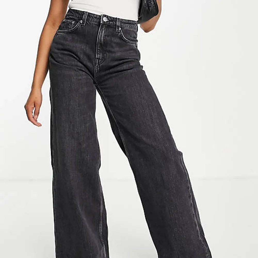 Nästan helt oanvända svarta jeans från weekday i storlek 33/32. Säljs pga fel storlek   Jeansmodell: Ace   Köparen står för frakt . Jeans & Byxor.