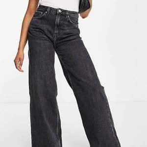Nästan helt oanvända svarta jeans från weekday i storlek 33/32. Säljs pga fel storlek   Jeansmodell: Ace   Köparen står för frakt 