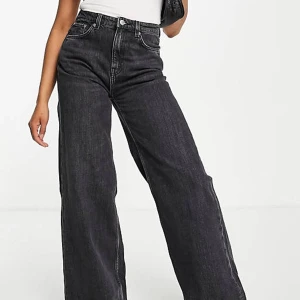 Ace Weekday jeans - Nästan helt oanvända svarta jeans från weekday i storlek 33/32. Säljs pga fel storlek   Jeansmodell: Ace   Köparen står för frakt 