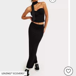 Säljer denna långa svarta maxi kjol, den liknar de populära maxi kjolarna från Nelly 😍passar perfekt till varma sommarkvällar💕