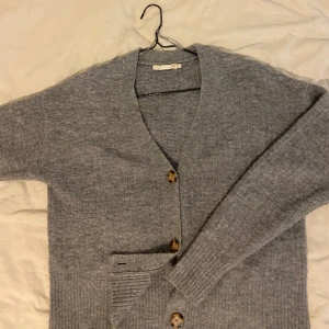 Kofta - Kort kofta från Lager 157. Stylas jättesnyggt med bralette eller linne under!