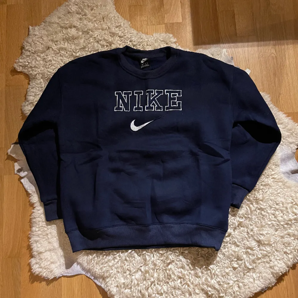 Introducing a timeless navy blue retro Nike sweatshirt in excellent 9/10 condition. This iconic piece combines classic style with the renowned Nike aesthetic, offering both comfort and a touch of vintage coolness. . Tröjor & Koftor.