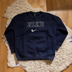 Nike Retro Sweatshirt  - Introducing a timeless navy blue retro Nike sweatshirt in excellent 9/10 condition. This iconic piece combines classic style with the renowned Nike aesthetic, offering both comfort and a touch of vintage coolness. 