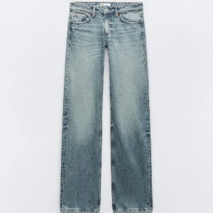 Helt nya ljusblåa raka zara jeans!  - Lappen är kvar och är bara testade. Snygga och matchar t allt💓Köpta för 399kr!