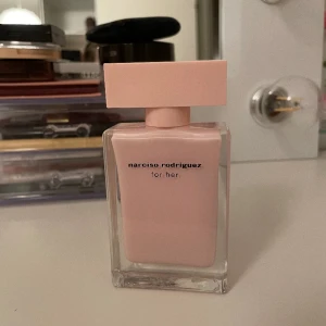 Narciso Rodriguez parfym  - Endast använd fåtal gånger, i princip full💓köpt för 1 300kr.  Denna symfoni av blomnoter, fina inslag av amber och trä kompletterar hjärtat av mysk. Det är en doft som sitter länge, som utvecklas försiktigt, tillfredsställer intensivt och helt. 
