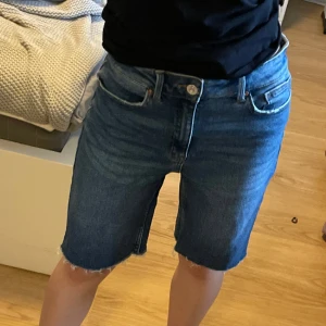 Jorts  - Fint skick, jag är 155 cm lång pch de går ner till knäna på mig, står M men mer mot S.