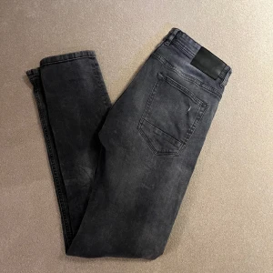 Smog jeans  - Tja! Säljer dessa schyssta gråa smog jeans, skick 9/10, för fler frågor eller funderingar är det bara att höra av sig mvh Jonte 