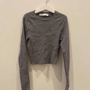 Långärmad croppad topp! - Långärmad croppad topp! Skriv om ni har några funderingar!💬💬