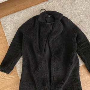 Teddyjacka - Teddyjacka. Endast använd under våren. Bra skick. Har fickor på varsin sida