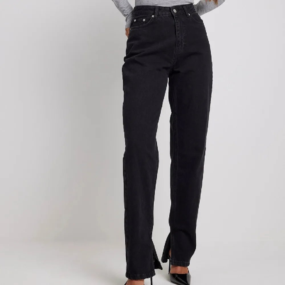 Jättefina svarta jeans från NA-KD som tyvärr inte passar längre. Sparsamt använda. Säljer för 100, originalpris: 300kr. (Storlek 36). Jeans & Byxor.