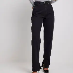 Jättefina svarta jeans från NA-KD som tyvärr inte passar längre. Sparsamt använda. Säljer för 100, originalpris: 300kr. (Storlek 36)