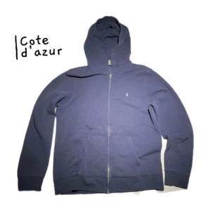 Ralph Lauren Hoodie - Säljer nu denna sjukt snygga hoodie från Ralph Lauren. Skick 6/10. Storlek XL barn storlek men sitter som S-M. Nypris: 1095kr, vårt pris: 249kr!🍾✌️