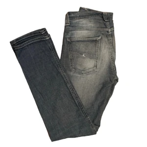 Nudie jeans  - Vi säljer ett par riktigt feta nudie jeans för endast 439kr, orginal pris ligger på 1599kr. Storlek 33/34 men sitter lite mindre( passar dig mellan 176-185 ). Skick 9/10. 
