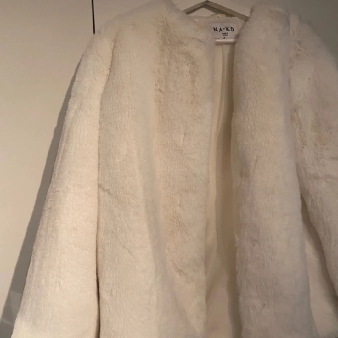 Vit pälsjacka från Lovisa Barkmans kollektion för NAKD - 91