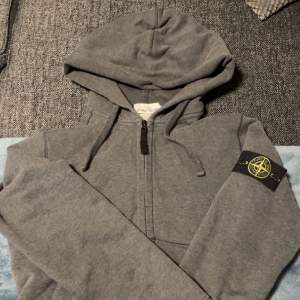 Stone island zip hoodie i toppskick. Storlek M men kanske lite liten i storleken. Köpt på farfetch, självklart äkta. Nypris 2900