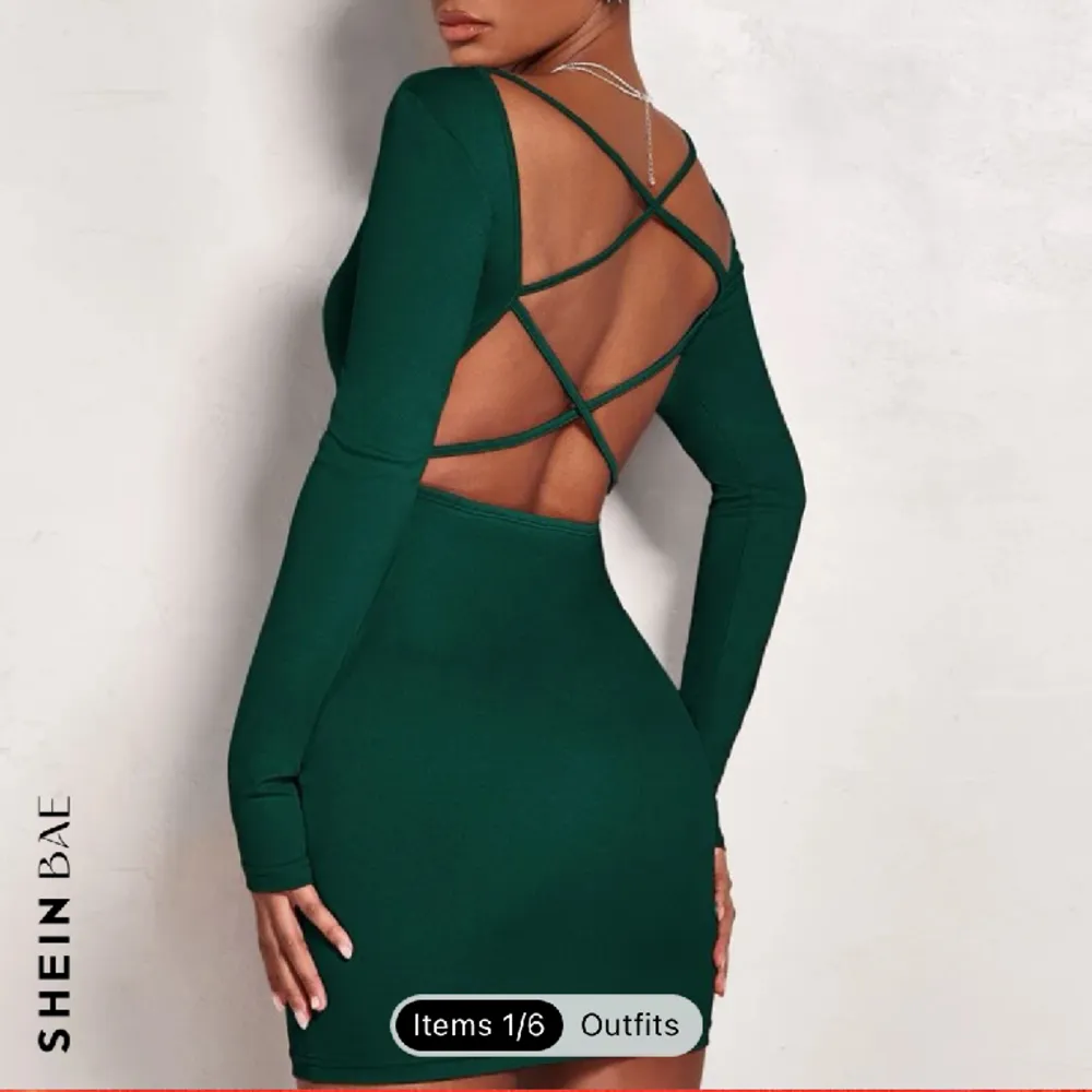 En grön jättefin klänning från shein, helt oanvänd med lappen kvar, beställde fel storlek:(  Nypris: 119kr Använd gärna köp nu knappen🥰. Klänningar.