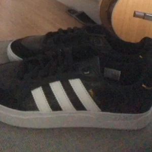 Helt oanvända adidas tyshawn low. - skateskor