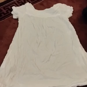 Blus/tunika - Använd men fräsch blus/tunika:) lite trendig stockhomsstil aktig skulle jag säga! Pris kan diskuteras, skriv gärna innan köp och frakt kostar 10:- extra:)