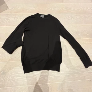 Stickad tröja  - Säljer nu en snygg styckad tröja som är svart och är i mycket bra kvalitet.