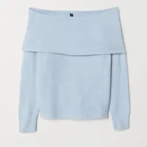 Ljusblå stickad offshoulder tröja med lite ”lurvigt” material, endast använt 2 gånger, vid intresse fixar jag självklart egna bilder❤️
