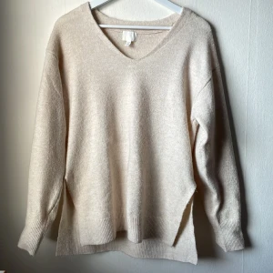 Stickad tröja  - Fin stickad tröja som är använd fåtal gånger.🤍🤍 