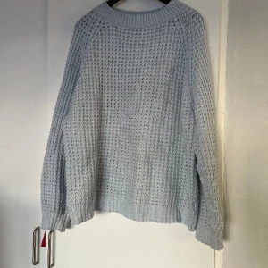 Stickad tröja - En ljus blå stickad tröja. Använd fåtal gånger. Pris kan diskuteras.