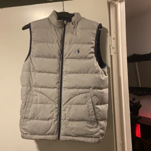 Polo ralph lauren väst - En två färgig polo ralph lauren väst, nypris runt 2000kr. Bra skick skulle säga 8/10