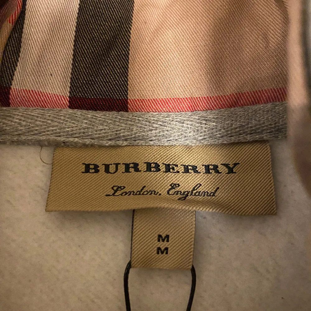 Säljer en riktigt snygg burberry hoodie.🔥 Säljer pga att den var för liten. Skick 9/10 bara använt den för prövning. Priset är ej hugget i sten och kan diskuteras. Är det några frågor så är det bara att komma till dm . Hoodies.