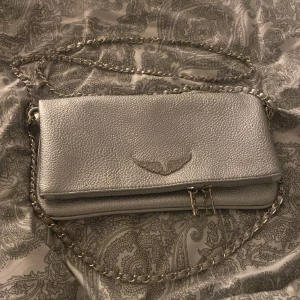 Zadig and voltaire väska - Säljer denna jätte fina väska som hade passat parfekt till att piffa till din outfit lite grann💘 hör gärna av dig om du har frågor, Vet inte riktigt om den är äkta där av priset💞