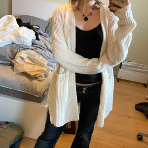 Lång stickad kofta - Superskönt material som inte kliar, fint skick🫶