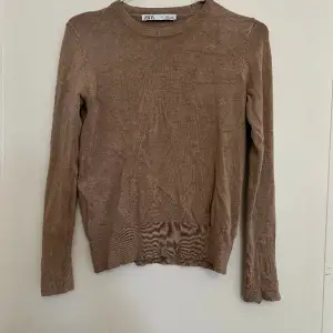 Jättefin, varm stickad tröja från Zara. Guldiga detaljer vid ärmarna